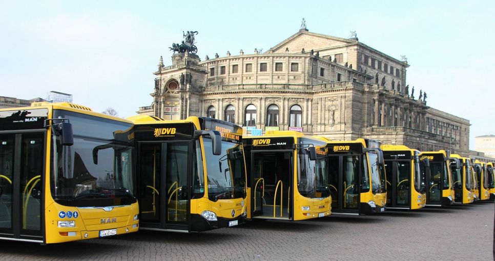 Einige der neuen Busse wurden heute (9. Februar) auf dem Theaterplatz ausgestellt. Fotos: Pönisch