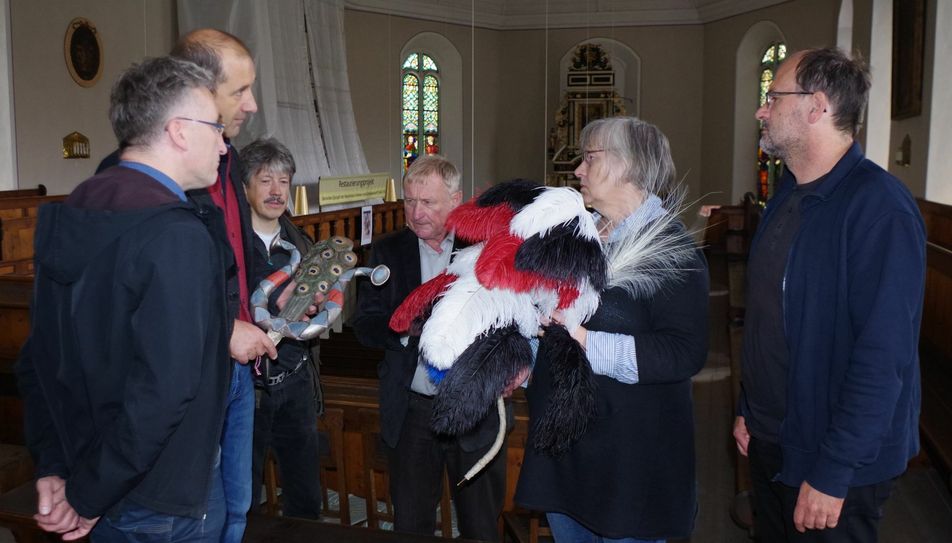 Mitglieder des Heimatvereins und der beteiligten Ämter begutachten mit Restaurator Uwe Rähmer