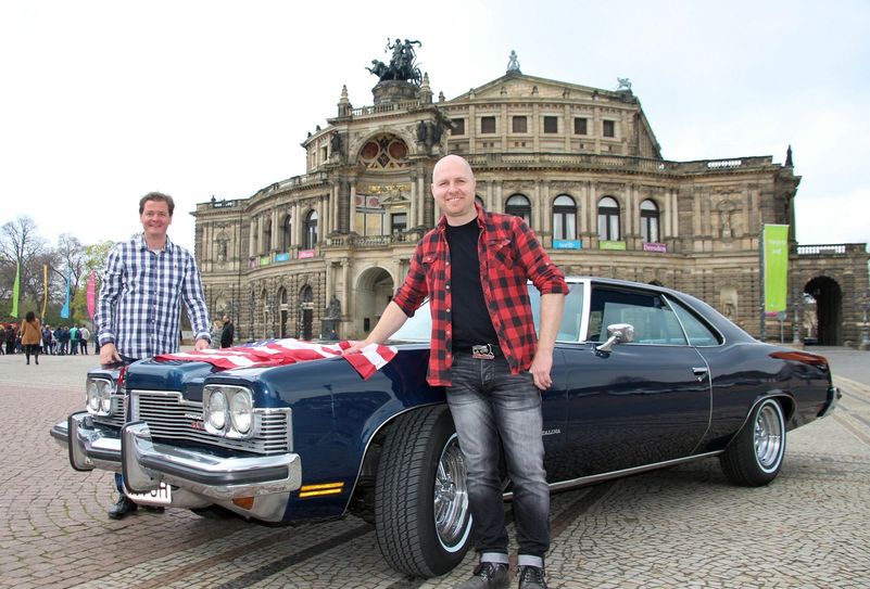 Veranstalter Matteo Böhme (li.) und Mathias Lindner posieren vor einem Original 1973er Pontiac Catalina. Foto: M. Zuchold