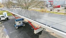 Die erste Anlage zur Eigenstromversorgung wurde kürzlich auf dem Firmengelände der Stadtwerke installiert. Ein Carport mit Platz für 18 Fahrzeuge und  kombinierter Lademöglichkeit für E-Autos, deren Strom die PV-Dachmodule des Carports liefern. Zudem kann der überschüssige Sonnenstrom direkt im Betriebsgebäude eingesetzt werden, z.B. um die IT-Server zu versorgen.     Foto: SWR