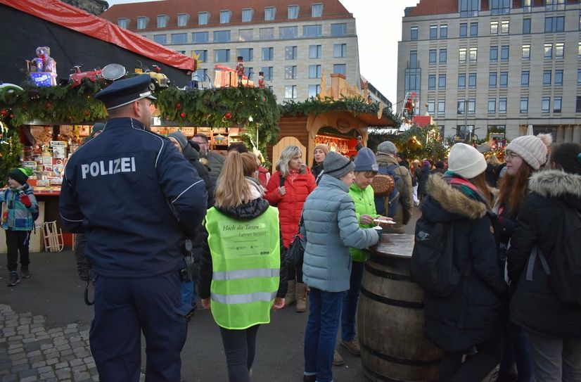 Oberkommissar und Sarah Reichelt von der Landeshauptstadt Dresden wollen Striezelmarktbesucher daran erinnern, nach dem Glühwein das Auto lieber stehen zu lassen.