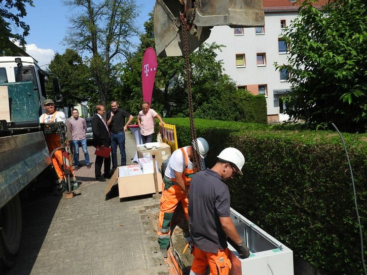 Der erste neue  Verteilerkasten an der Mozartstraße in Heidenau wird gesetzt. Foto: Wo