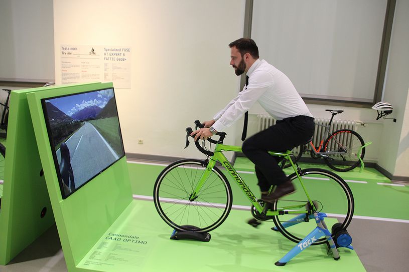 Ausstellungs-Kurator Benjamin Otto hat das echte Stilfser Joch auch schon bezwungen. Fotos: Schramm