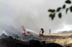 Der Großbrand im Reifenlager bei Senftenberg hielt die Einsatzkräfte mehrere Tage in Atem. Foto: Archiv/Sattler
