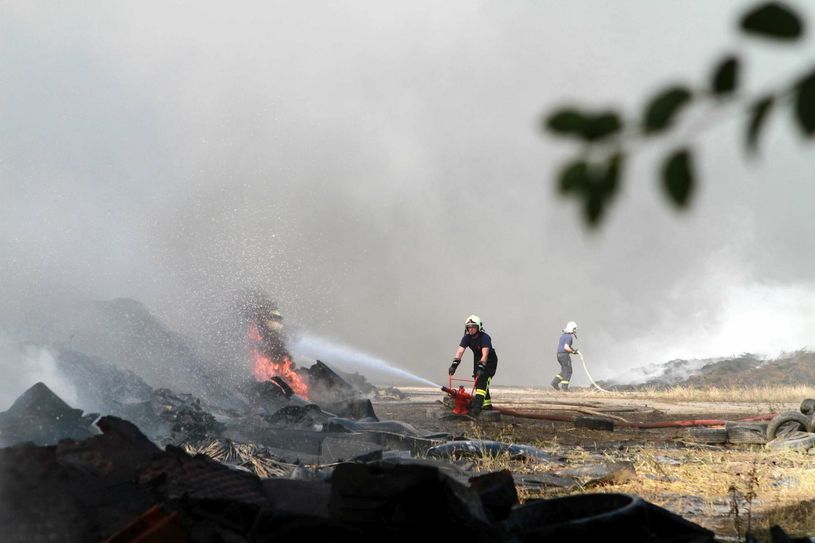 Der Großbrand im Reifenlager bei Senftenberg hielt die Einsatzkräfte mehrere Tage in Atem. Foto: Archiv/Sattler