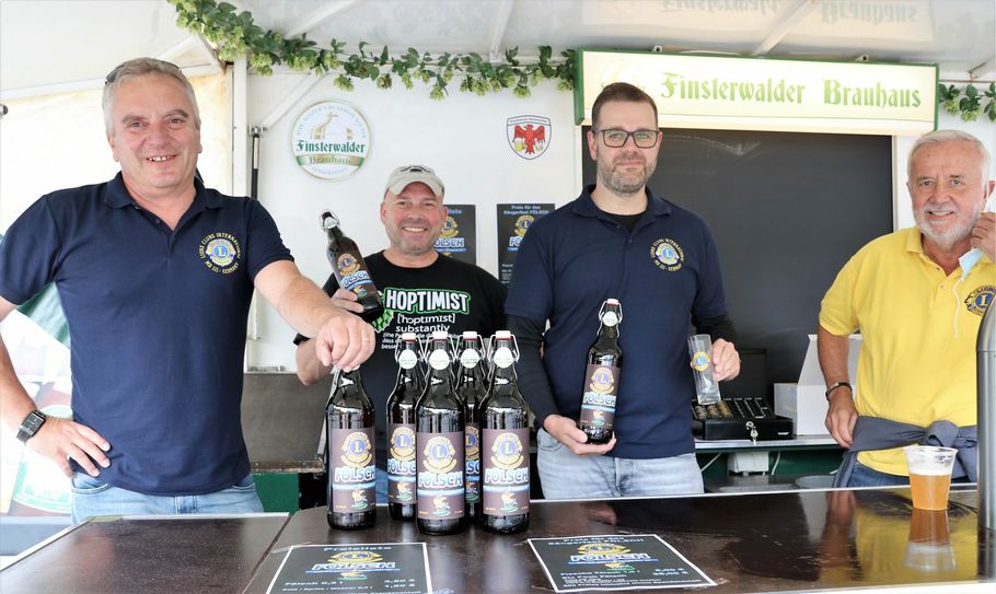 André Speri, Markus Klosterhoff, Sebastian Lemke und Manfred Schäfer präsentieren das Fölsch (v.l.). Foto:cjw
