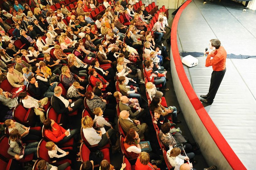 Moderator Christian Schruff bei einem Familienkonzert auf der Bühne des Großen Hauses. Foto: Marlies Kross