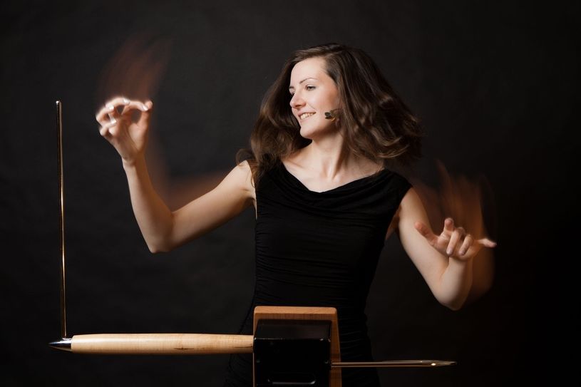 Carolina Eyck beherrscht das Thereminspiel perfekt. Am Freitag, 2. Oktober, weiht sie auch interessierte Kamenzer in dieses Instrument ein, das berührungslos gespielt wird.                                                             Foto: PR