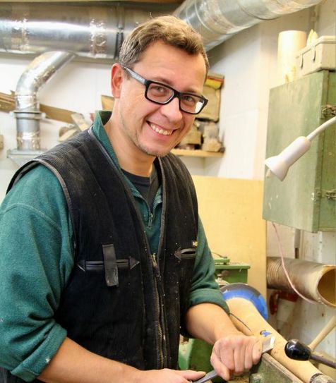 Frank Günther (41) drechselt einen Engel, der zur modernen Linie der Firma gehört. Fotos: ali