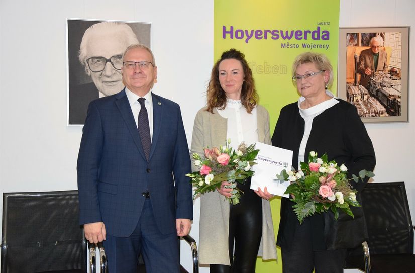 Oberbürgermeister Torsten Ruban-Zeh begrüßt die neue Sorbenbeauftragte, Diana Karbe, und verabschiedet ihre Vorgängerin, Gabriela Linack, aus dem Amt.