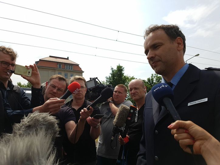 Polizeisprecher Thomas Geithner gibt der Presse ein Statement zur aktuellen Lage. Foto: Büttner