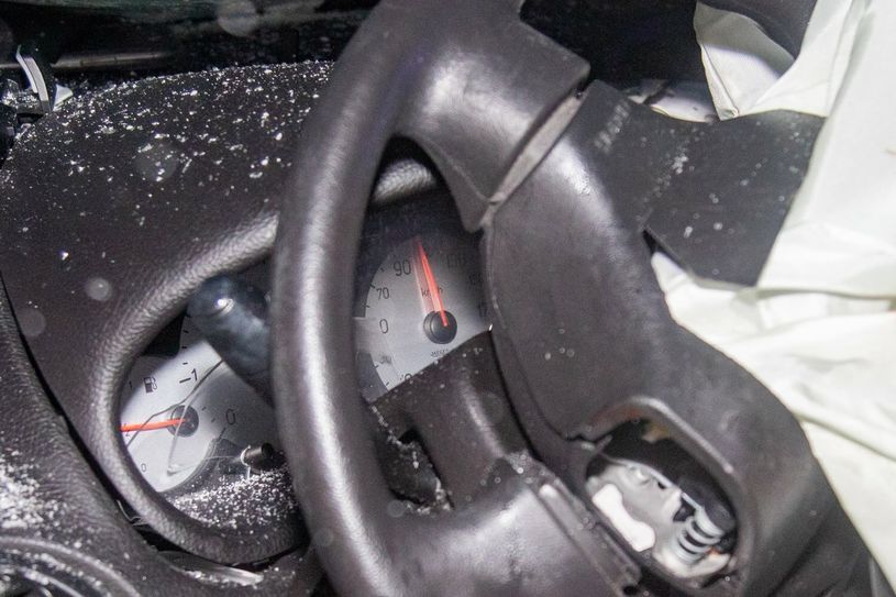 Die Tachonadel beim Peugeot ist bei knapp 100 km/h stehengeblieben.