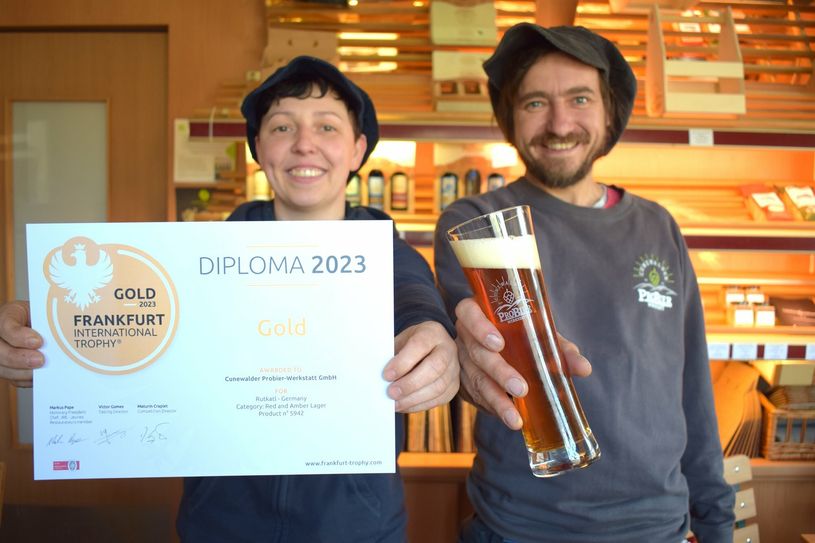 Das "Rutkatl" wurde mit Gold prämiert. Nicole Kocksch hält das Gold-Zertifikat und Frank Walther das Gewinner-Bier in den Händen.