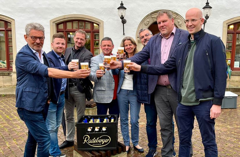Stoßen gemeinsam auf 790 Jahre Pirna an: Klaus-Peter Hanke (OB Pirna), Paul Leiteritz (GF KSB), Peter Kochan (GF SWP), Christian Schmidt-Doll (GF KTP), Andrea Mothes (Sparkasse Pirna-Sebnitz), Holger Frenzel (Radeberger), Sven Scholz (Elbtal Getränke) und  Marcus Galle (WGP-Lounge).