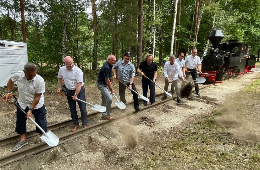 Den symbolischen ersten Spatenstich gab’s am 25. August am Abzweig Kromlau.