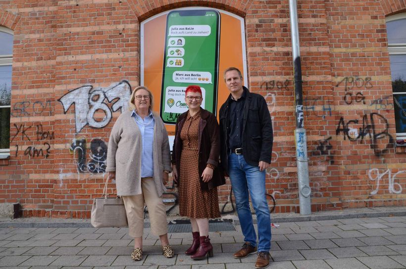 Heike Schmidt-Dallüge (IGB Bad Liebenwerda), Claudia Sieber (Verbandsgemeinde Liebenwerda) und Sven Guntermann (Comeback Elbe-Elster)(v.l.n.r.) vor der Zuzugswerbetafel. Foto: Karsten Bär