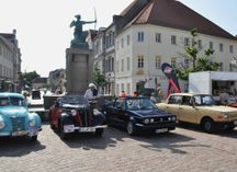 Ebenso wie beim Oldtimertreffen des Motorsportclubs Großenhain wird auch bei der Sachsen Classik der Hauptmarkt der Röderstadt zum Treffpunkt für besondere Automobile der Vergangenheit.