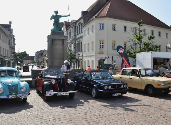 Kultusminister Conrad Clemens erkundigt sich in der Offenen Werkstatt der Kreishandwerkerschaft im Ferienkurs, wie ein Schwedenstuhl gebaut wird. Foto: Farrar
