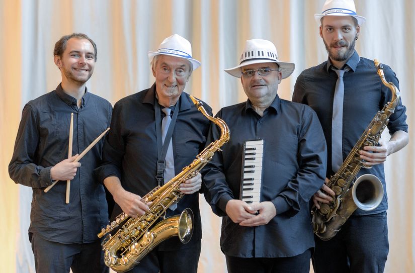 Thomas Stelzer (2. v. re.) &amp; Friends laden zu zwei Weihnachtskonzerten ein.
