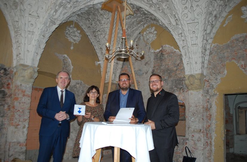Stehen im sanierungsbedürftigen Bünau-Saal: Staatsminister Thomas Schmidt, Schlosschefin Gabriele Gelbrich, Bürgermeister Markus Wiesenberg und Welterbe-Geschäftsführer Steve Ittershagen (v.l.).