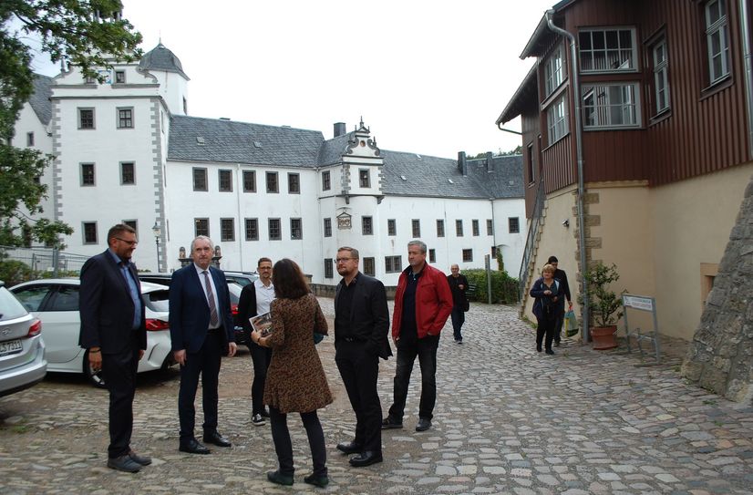 Schlosschefin Gabriele Gelbrich führt die Delegation durch Schloss Lauenstein.
