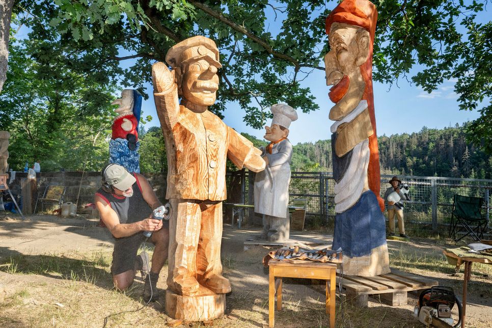Sechs Holzbildhauer aus Deutschland, Tschechien und der Schweiz schufen neue Figuren für den Hohnsteiner Kasperpfad.