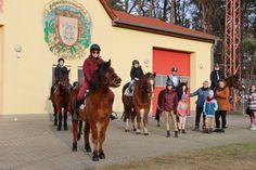 Die Vereinsvorsitzende Romy Belka mit einem Teil der Mitglieder bei einem ihrer ersten gemeinsamen Ausritte 2024. Zeit für ein Foto war bei der hiesigen Feuerwehr.