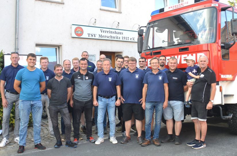 Die Feuerwehrleute, die an der Ehrung teilnahmen, vor dem Vereinshaus des TSV Merschwitz.