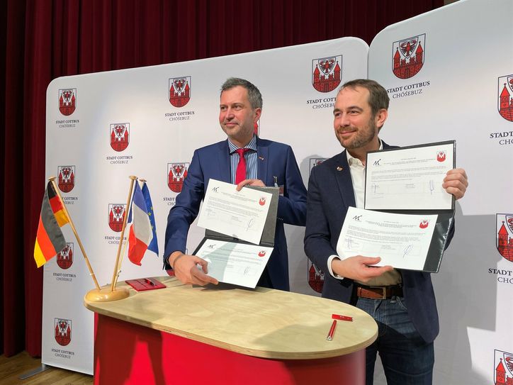 Der Bürgermeister von Montreuil, Patrice Bessac, und der Cottbuser Oberbürgermeister Tobias Schick haben einen "Cottbuser Wunsch" für die künftige Kooperation unterzeichnet. Anlass der Feierstunde im Stadthaus war 60 Jahre Elysee-Vertrag.