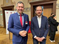 Der Bürgermeister von Montreuil, Patrice Bessac, und der Cottbuser Oberbürgermeister Tobias Schick haben einen "Cottbuser Wunsch" für die künftige Kooperation unterzeichnet. Anlass der Feierstunde im Stadthaus war 60 Jahre Elysee-Vertrag.