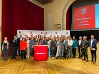 Der Bürgermeister von Montreuil, Patrice Bessac, und der Cottbuser Oberbürgermeister Tobias Schick haben einen "Cottbuser Wunsch" für die künftige Kooperation unterzeichnet. Anlass der Feierstunde im Stadthaus war 60 Jahre Elysee-Vertrag.