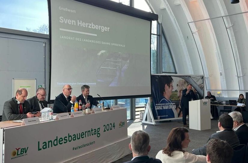 LDS-Landrat Sven Herzberger (am Rednerpult) begrüßt die Gäste zum Landesbauerntag 2024.