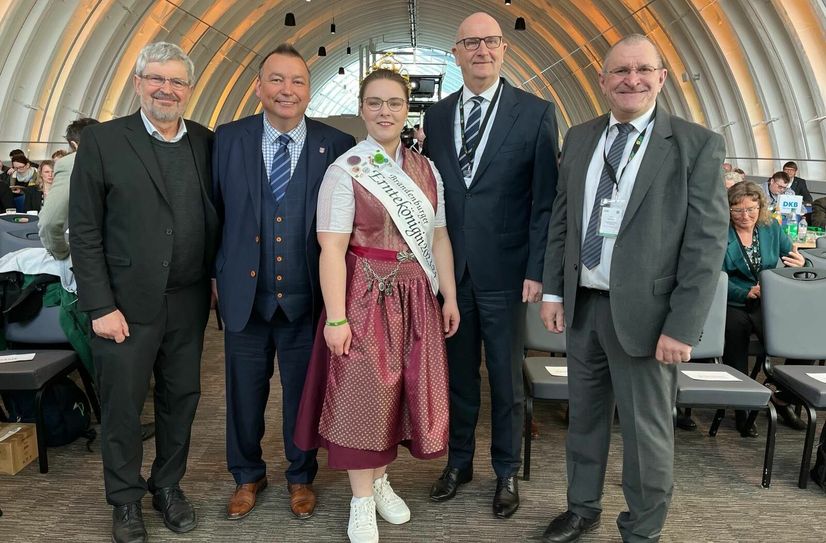 Gemeinsam auf dem Landesbauerntag (vo.li.na.re.): Landesminister Axel Vogel, Landrat Sven Herzberger, Brandenburger Erntekönigin 2023/204 Pauline Hirschberg, Ministerpräsident Dietmar Woidke und der wiedergewählte Präsident des Landesbauernverbandes Henrik Wendorff.