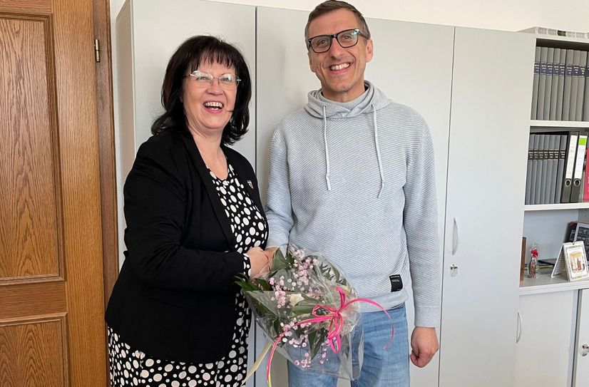 Bürgermeisterin Christine Herntier begrüßt Christian Bennemann als neuen Gleichstellungsbeauftragten in der Stadtverwaltung.