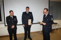 Gemeindewehrführer Steffen Theiler beruft Christoph Rother (l) und Christian Otte offiziell zum neuen Führungsteam der Ortswehr.