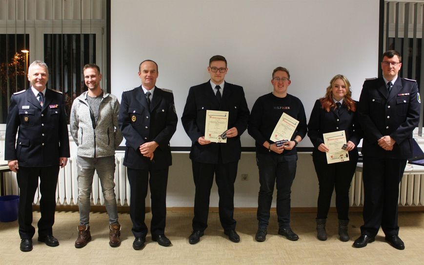 Max Lehmann, Niklas Schuppan und Denise Knorr wurden zum Feuerwehrmann bzw Frau befördert.