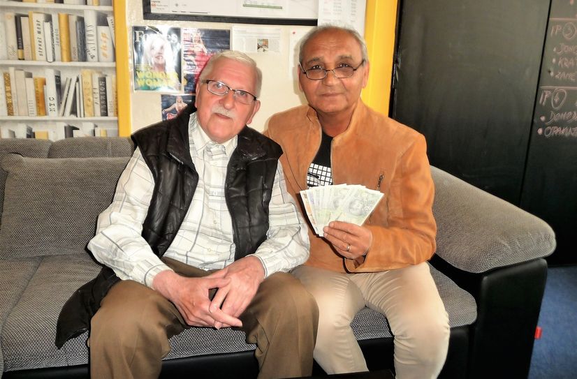 Klaus Fiedler (li.) übergab eine Spende von 1.000 Euro an Miroslav Grajcar vom Roma-Zentrum Decin.