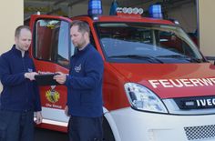 Der Ortswehrleiter der Freiwilligen Feuerwehr von Skaup Renè Schumann (r.) und Maik Schumann, sein Stellvertreter mit einem der neuen Tablets, die im Sommer vergangenen Jahres an alle Ortsfeuerwehren von Großenhain übergeben wurden.  Foto: Müller
