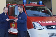 Der Ortswehrleiter der Freiwilligen Feuerwehr von Skaup Renè Schumann (r.) und Maik Schumann, sein Stellvertreter mit einem der neuen Tablets, die im Sommer vergangenen Jahres an alle Ortsfeuerwehren von Großenhain übergeben wurden.  Foto: Müller
