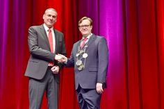 Bei der offiziellen Amtsübergabe im Senftenberger Theater hat Andreas Fredrich (l.) die Amtskette des Senftenberger Bürgermeisters an seinen Nachfolger Andreas Pfeiffer übergeben (r.).