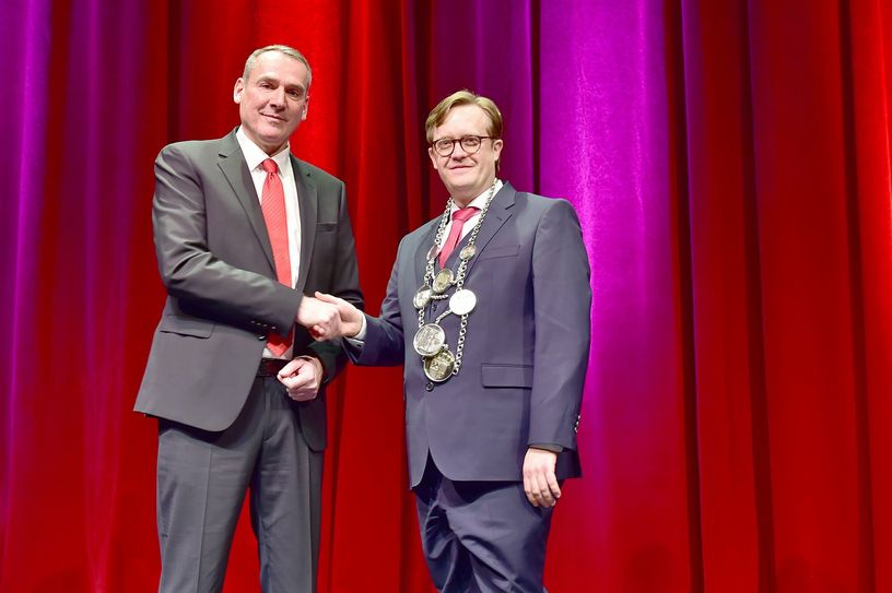 Bei der offiziellen Amtsübergabe im Senftenberger Theater hat Andreas Fredrich (l.) die Amtskette des Senftenberger Bürgermeisters an seinen Nachfolger Andreas Pfeiffer übergeben (r.).
