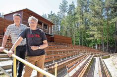 Sebastian Pietsch (links) von der Stadtverwaltung und Uwe Hänchen von der Spielgemeinschaft »Gojko Mitic« gaben einen Rundgang auf dem Areal der umgebauten Waldbühne Bischofswerda.