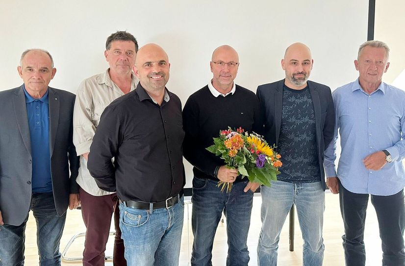 Lübbens Bürgermeister Jens Richter (3.vo.li.) verabschiedete Uwe Rühlemann (3.vo.re.) und begrüßte Marcus Ende (2.vo.re.) als neuen Geschäftsführer der Stadt- und Überlandwerke GmbH Lübben.