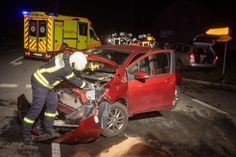 Kameraden der Freiwilligen Feuerwehr waren damit beschäftigt, die Kreuzung schnellstmöglich wieder freizuräumen.
