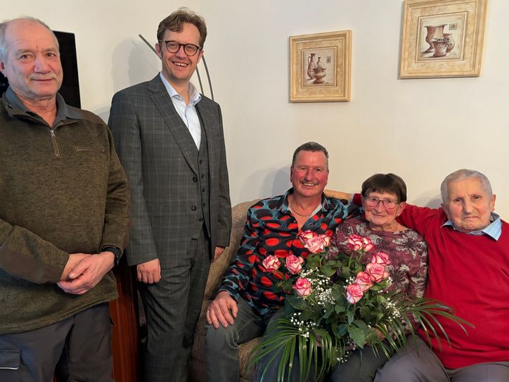 Sie gehen seit 65 Jahren als Ehepaar durch Dick und Dünn: Irmgard und Helmut Susat aus Senftenberg. Zur eisernen Hochzeit am Valentinstag gratulieren Sohn Thomas, Bürgermeister Andreas Pfeiffer (2.v.l.) und der Stadtverordnete Harald Konczak (l.).