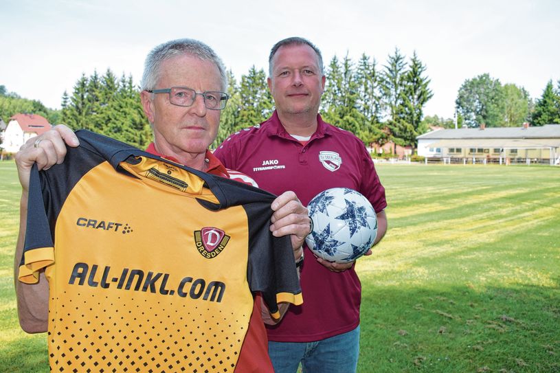 Zwei Vereinspräsidenten unter sich: Andreas Marschner vom SV Weiß-Rot Schirgiswalde (vorn) und Stefan Lehmann vom SV Oberland Spree freuen sich auf das Spiel gegen die Traditionsmannschaft von Dynamo Dresden.