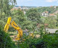 Kürzlich wurde im neuen Meißner Tierpark »Siebeneichen« viel Erde bewegt und auch abgerissen. Im September sollen die neuen Medienleitungen verlegt werden und nach der Erschließung wird der Aufbau des neuen Tierparkareals beginnen. Fertigstellungwunsch: 2026.