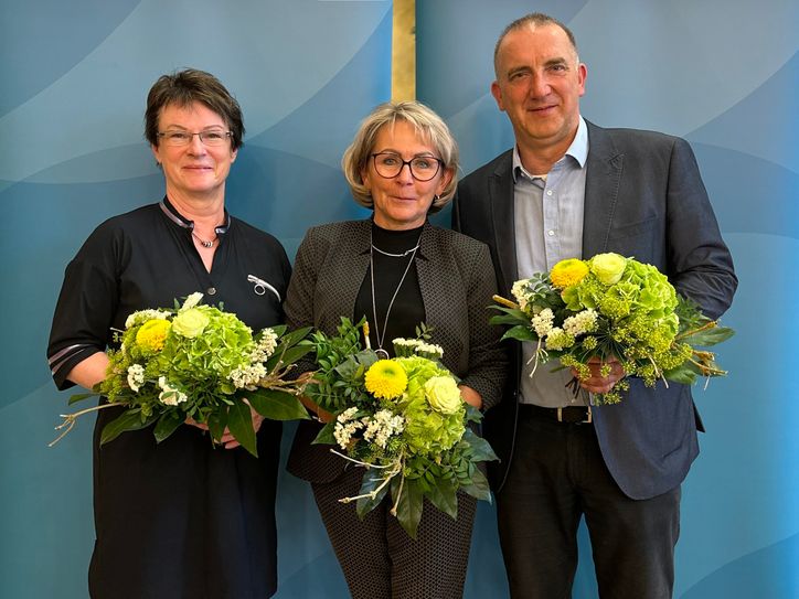 Martina Gregor-Ness (Mitte) wurde zum dritten Mal in Folge zur Kreistagsvorsitzenden gewählt. Zur Ersten Stellvertreterin der Kreistagsvorsitzenden wurde die Kreistagsabgeordnete Roswitha Schier (l.) gewählt, Zweiter Stellvertreter wurde Jens Kullick (r.).