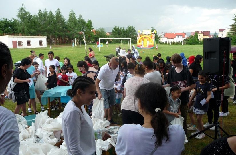 Großes Gewusel auf dem Sportplatz in Decin.