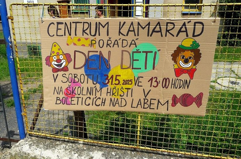 Das große Plakat lud weithin sichtbar zum Kindertag ein.